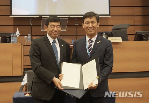 【대전=뉴시스】김양수 기자 =지난달 28일부터 30일까지 벨기에 브뤼셀에서 열린 제132차 WCO 총회에 참석한 김영문(오른쪽) 관세청장이 쿠니오 미쿠리야(Kunio Mikuriya) WCO 사무총장과 중앙관세분석소를 WCO 아·태지역 관세분석소로 지정하는 양해각서(MOU)를 체결한 뒤 기념사진을 찍고 있다.2018.07.02(사진=관세청 제공) photo@newsis.com