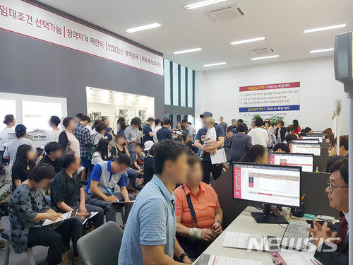 【서울=뉴시스】경기 김포시 운양동 ‘김포한강 롯데캐슬 공공지원 민간임대주택’에 지난달 29일부터 이달 1일까지&nbsp; 1만7000여 명이 방문했다.(사진제공=롯데건설)