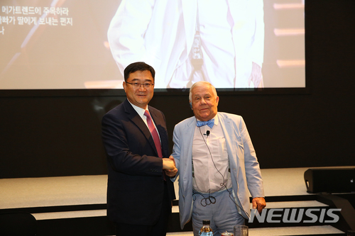 【서울=뉴시스】서울 영등포구 여의도 콘래드서울에서 삼성증권의 기업인 대상 강연회를 위해 만난 구성훈 삼성증권 대표(왼쪽)와 로저스홀딩스 회장. 2018.07.02. (사진=삼성증권 제공)&nbsp; photo@newsis.com 