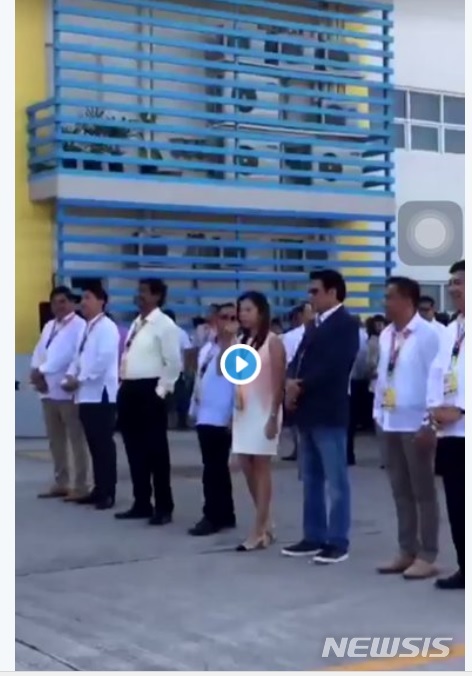 【서울=뉴시스】&nbsp; 필리핀 바탕카스주 타나우안 시의 안토니오 할릴리 시장(푸른색 재킷을 입은 남성)이 2일 아침 주간조회에 참석하고 있는 모습. 그는 이날 주간조회에서 어디선가 날아온 총탄을 맞고 사망했다. (사진출처: CNN홈페이지 캡처) 2018.07.02. 