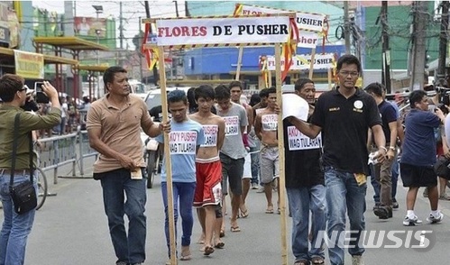 【서울=뉴시스】안토니오 할릴리 필리핀 타나우안시 시장이 지난 2016년 시내에서 벌인 거리행진의 모습. (사진출처: CNN홈페이지 캡처)2018.07.02.