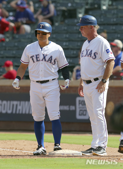【알링턴=AP/뉴시스】 텍사스 레인저스의 추신수(사진 왼쪽)가 2일(한국시간) 미국 텍사스주 알링턴의 글로브 라이프 파크에서 열린 시카고 화이트삭스와의 경기에서 8회말 볼넷으로 출루한 뒤 1루 코치와 대화하고 있다.