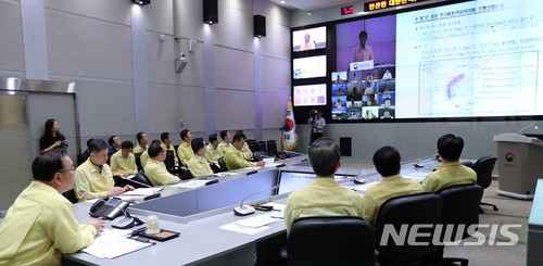 【서울=뉴시스】 김부겸 행정안전부 장관이 2일 오전 서울 종로구 정부서울청사 중앙재난안전대책본부 서울상황센터에서 제7호 태풍 쁘라삐룬 대비 중앙부처 및 시-도별 태풍 대비 중점 대처상황 보고 등 안전대책 영상회의를 주재하고 있다. 2018.07.02. (사진=행정안전부 제공) photo@newsis.com