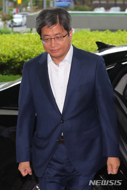 【서울=뉴시스】배훈식 기자 = 김명수 대법원장이 2일 오전 서울 서초구 대법원으로 출근하고 있다. 2018.07.02. dahora83@newsis.com