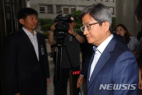 【서울=뉴시스】배훈식 기자 = 김명수 대법원장이 2일 오전 서울 서초구 대법원으로 출근하며 취재진을 외면하고 있다. 2018.07.02. dahora83@newsis.com