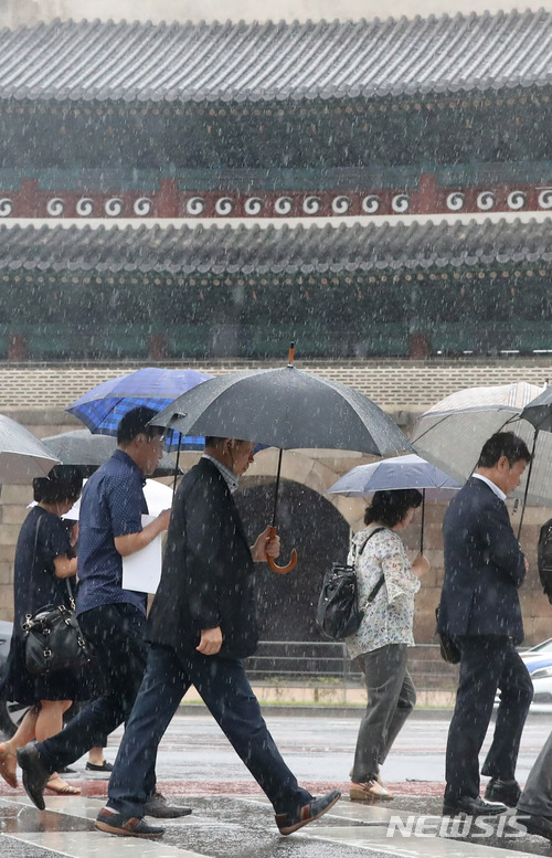 【서울=뉴시스】임태훈 기자 = 전국 대부분 지역이 장마전선과 태풍 '쁘라삐룬'의 간접영향으로 비가 내리고 있는 2일 오전 서울 중구 숭례문 오거리에서 시민들이 출근길 발걸음을 재촉하고 있다. 2018.07.02.&nbsp; taehoonlim@newsis.com