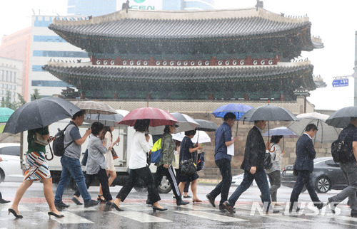 【서울=뉴시스】임태훈 기자 = 전국 대부분 지역이 장마전선과 태풍 '쁘라삐룬'의 간접영향으로 비가 내리고 있는 2일 오전 서울 중구 숭례문 오거리에서 시민들이 출근길 발걸음을 재촉하고 있다. 2018.07.02.&nbsp;&nbsp; taehoonlim@newsis.com