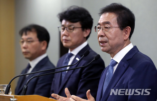 【서울=뉴시스】임태훈 기자 = 박원순 서울시장이 2일 오전 서울 중구 시청 브리핑룸에서 열린 민선 7기 취임 기자간담회에서 취재진의 질문에 답변하고&nbsp; 있다.&nbsp; 왼쪽부터 오성규 서울시청 비서실장, 진성준 정무부시장, 박 시장, 윤준병 행정1부시장, 박양숙 정무수석, 곽현 소통전략실장. 2018.07.02.&nbsp;&nbsp; taehoonlim@newsis.com