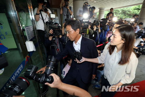 【서울=뉴시스】조성봉 기자 = 수행 비서 성폭행 혐의를 받는 안희정 전 충남지사가 2일 오전 서울 마포구 서울서부지방법원에서 열린 첫 재판에 출석하며 질문세례를 받고 있다 .2018.07.02.suncho21@newsis.com