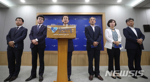 【서울=뉴시스】임태훈 기자 = 박원순 서울시장이 2일 오전 서울 중구 시청 브리핑룸에서 열린 민선 7기 취임 기자간담회에서 취재진의 질문에 답변하고 있다. 왼쪽부터 오성규 서울시청 비서실장, 진성준 정무부시장, 박 시장, 윤준병 행정1부시장, 박양숙 정무수석, 곽현 소통전략실장. 2018.07.02. taehoonlim@newsis.com