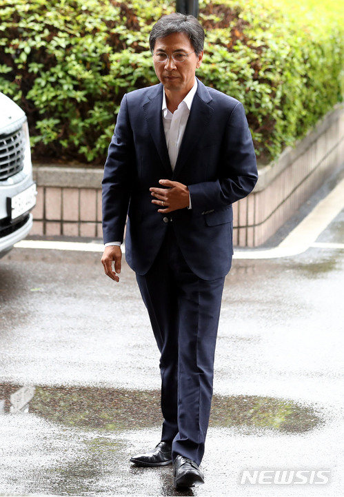 【서울=뉴시스】조성봉 기자 = 수행 비서 성폭행 혐의를 받는 안희정 전 충남지사가 2일 오전 서울 마포구 서울서부지방법원에서 열린 첫 재판에 출석하고 있다 .2018.07.02.suncho21@newsis.com