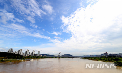 【세종=뉴시스】강종민 기자 = 제7호 태풍 '쁘라삐룬'이 북상중인 2일 오전 세종시 상공이 잠시 푸른 속살을 내비치고 있다. 2018.07.02.&nbsp; ppkjm@newsis.com