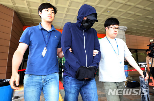 【서울=뉴시스】조성봉 기자 = 양예원 노출사진 최초 유포 혐의를 받고 있는 최모 씨가 지난 7월2일 오전 서울 마포구 서울서부지법에서 영장실질심사를 마치고 호송차로 향하고 있다 2018.07.02.suncho21@newsis.com