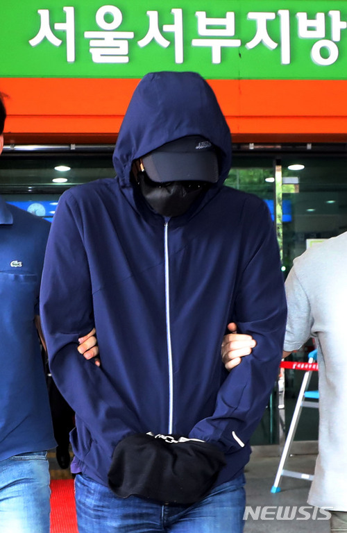 【서울=뉴시스】조성봉 기자 = 양예원 노출사진 최초 유포 혐의를 받고 있는 최모 씨가 2일 오전 서울 마포구 서울서부지방법원에서 영장실질심사를 마치고 호송차로 향하고 있다 2018.07.02. suncho21@newsis.com