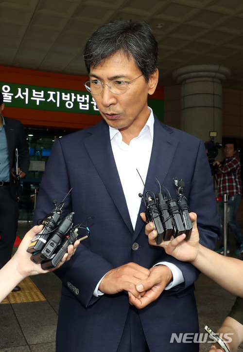 【서울=뉴시스】조성봉 기자 = 수행 비서 성폭행 혐의를 받는 안희정 전 충남지사가 2일 오전 서울 마포구 서울서부지방법원에서 첫 재판을 마치고 밖으로 나서며 취재진의 질문에 답변하고 있다. 2018.07.02.suncho21@newsis.com