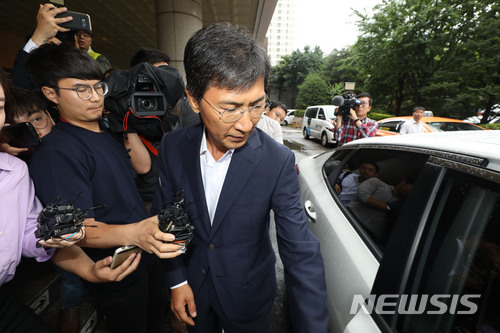 【서울=뉴시스】조성봉 기자 = 수행 비서 성폭행 혐의를 받는 안희정 전 충남지사가 2일 오전 서울 마포구 서울서부지방법원에서 첫 재판을 마치고 차량에 오르고 있다. 2018.07.02.suncho21@newsis.com