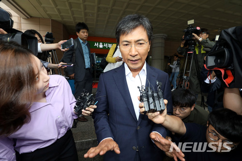 【서울=뉴시스】조성봉 기자 = 수행 비서 성폭행 혐의를 받는 안희정 전 충남지사가 2일 오전 서울 마포구 서울서부지방법원에서 첫 재판을 마치고 밖으로 나서며 취재진의 질문에 답변하고 있다. 2018.07.02. suncho21@newsis.com 