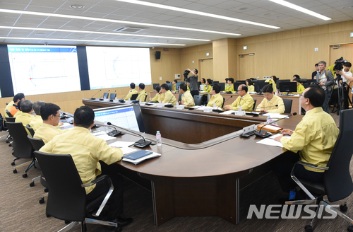 【울산=뉴시스】배병수 기자 = 송철호 울산시장은 2일 시청 스마트시티 4층 재난안전대책본부에서 제7호 태풍 ‘쁘라삐룬’북상에 따른 대책회의를 열고 있다. 2018.07.02.&nbsp;&nbsp;&nbsp;&nbsp; bbs@newsis.com.