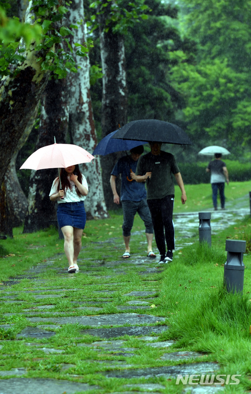 【광주=뉴시스】신대희 기자 = 장마전선의 영향으로 사흘째 비가 내리고 있는 2일 오후 광주 북구 용봉동 전남대학교 정문에서 시민들이 우산을 쓴 채 발걸음을 옮기고 있다. 북상 중인 제 7호 태풍 쁘라삐룬은 오는 3일 광주·전남 지역에 영향을 줄 것으로 예상된다. 2018.07.02.&nbsp; sdhdream@newsis.com
