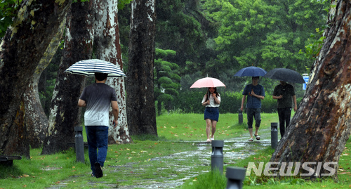 【광주=뉴시스】신대희 기자 = 장마전선의 영향으로 사흘째 비가 내리고 있는 2일 오후 광주 북구 용봉동 전남대학교 정문에서 시민들이 우산을 쓴 채 발걸음을 옮기고 있다. 북상 중인 제 7호 태풍 쁘라삐룬은 오는 3일 광주·전남 지역에 영향을 줄 것으로 예상된다. 2018.07.02. sdhdream@newsis.com