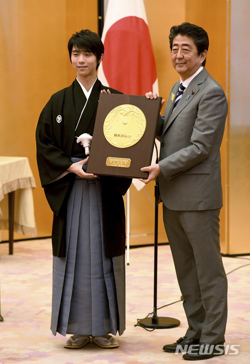 올림픽 피겨 2연패 하뉴, 최연소 日국민영예상 받았다 