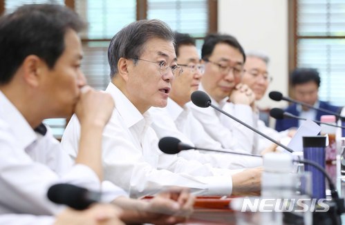 【서울=뉴시스】전신 기자 = 문재인 대통령이 2일 청와대 여민관에서 열린 수석보좌관회의를 주재하고 있다. 2018.07.02. photo1006@newsis.com