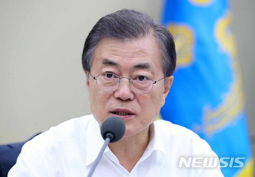 【서울=뉴시스】전신 기자 = 문재인 대통령이 2일 청와대 여민관에서 열린 수석보좌관회의를 주재하고 있다. 2018.07.02. photo1006@newsis.com