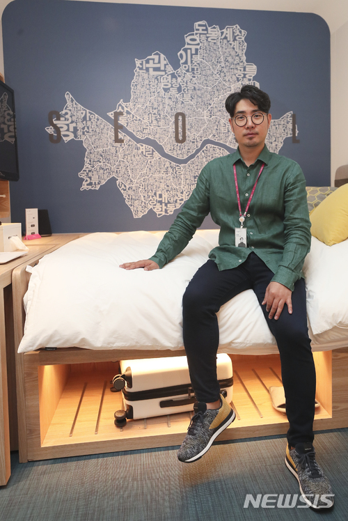 【서울=뉴시스】최진석 기자 = 박우혁 야놀자 공간총괄 상무가 4일 서울 강남구 테헤란로 야놀자 타워에서 뉴시스와 인터뷰에 앞서 포즈를 취하고 있다. 2018.07.04.myjs@newsis.com