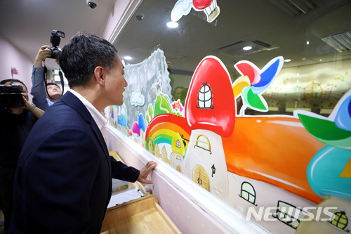 【서울=뉴시스】조성봉 기자 = 박능후 보건복지부 장관이 2일 오후 서울 마포구 사랑숲 어린이집을 방문해 낮잠을 자는 어린이들을 살펴보고 있다.&nbsp; 이날 박장관은 어린이집 휴게시간 관련 보육 현장을 방문해 보육교사들의 애로사항을 경청했다. 2018.07.02. suncho21@newsis.com