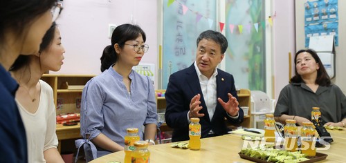 【서울=뉴시스】조성봉 기자 = 박능후 보건복지부 장관이 2일 오후 서울 마포구 사랑숲 어린이집을 방문해 어린이교사들과 간담회를 하고 있다. 이날 박장관은 어린이집 휴게시간 관련 보육 현장을 방문해 보육교사들의 애로사항을 경청했다. 2018.07.02.photo@newsis.com