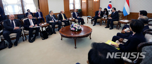 【서울=뉴시스】박주성 기자 = 이낙연 국무총리와 방한한 자비에 베텔 룩셈부르크 총리가 2일 오후 서울 세종로 정부서울청사에서 회담을 하고 있다. 2018.07.02. park7691@newsis.com