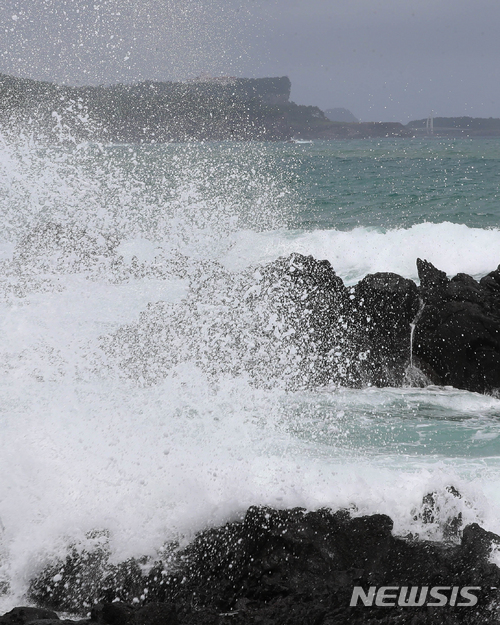 【서귀포=뉴시스】우장호 기자 = 제7호 태풍 '쁘라삐룬'이 북상하고 있는 가운데 2일 오후 제주 서귀포시 법환동 법환포구 해안가에 높은 물결이 일고 있다. 기상청은 이날 오후 2시를 기해 제주 남쪽 먼 해상에 내려진 풍랑주의보를 태풍주의보로 대치했다. 2018.07.02.&nbsp; woo1223@newsis.com