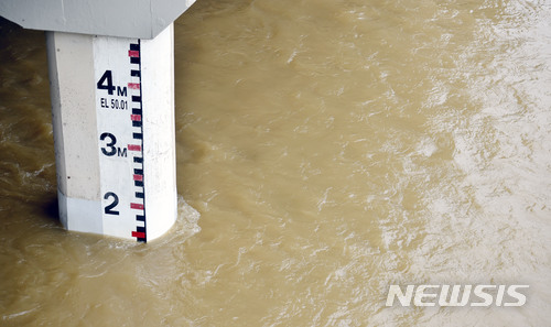 【대구=뉴시스】우종록 기자 = 태풍 '쁘라삐룬'의 영향으로 많은 비가 내린 지난 2일 오후 대구시 중구 대봉교 밑으로 흙탕물이 거세게 흘러내리고 있다. 2018.07.03. wjr@newsis.com