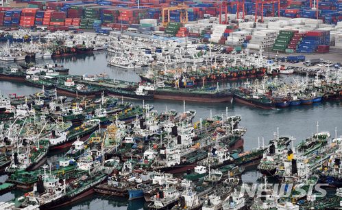 【부산=뉴시스】 하경민 기자 = 제7호 태풍 '쁘라삐룬'(PRAPIROON) 북상 중인 2일 부산 동구 부산항 5부두에 각종 선박들이 대피해 있다. 2018.07.02. yulnetphoto@newsis.com