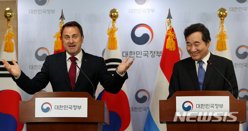 【서울=뉴시스】박주성 기자 = 이낙연 국무총리와 방한한 자비에 베텔 룩셈부르크 총리가 2일 오후 서울 세종로 정부서울청사에서 공동기자회견을 하고 있다. 2018.07.02. park7691@newsis.com