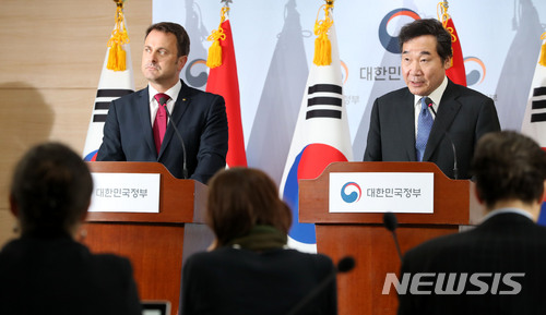 【서울=뉴시스】박주성 기자 = 이낙연 국무총리와 방한한 자비에 베텔 룩셈부르크 총리가 2일 오후 서울 세종로 정부서울청사에서 공동기자회견을 하고 있다. 2018.07.02. park7691@newsis.com