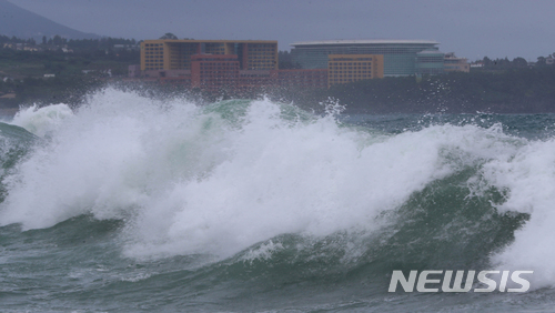 【서귀포=뉴시스】우장호 기자 = 제7호 태풍 '쁘라삐룬'이 북상하고 있는 가운데 2일 오후 오후 제주 서귀포시 예래동 해안에 파도가 점차 거세지고 있다. 기상청은 이날 오후 2시를 기해 제주 남쪽 먼 해상에 내려진 풍랑주의보를 태풍주의보로 대치했다. 2018.07.02. woo1223@newsis.com