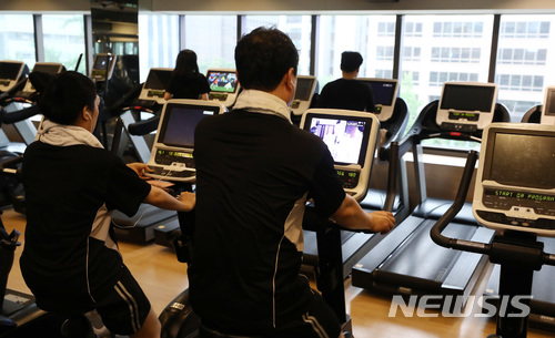 【서울=뉴시스】이영환 기자 = 주당 52시간 노동시대가 열리며 장시간 노동관행에서 벗어나 저녁이 있는 삶을 향한 첫걸음이 시작된 2일 오후 서울 중구의 한 피트니스클럽에서 시민들이 운동을 하고 있다. 개정된 근로기준법 시행에 따라 300인 이상 기업과 공공기관 노동자는 1주일간 노동할 수 있는 최대 시간이 평일과 휴일근로를 포함해 52시간 이내로 제한된다. 2018.07.02.&nbsp; 20hwan@newsis.com 