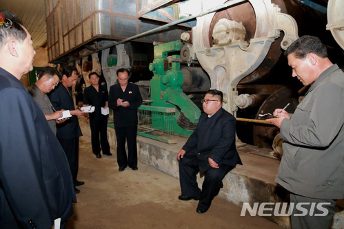 【서울=뉴시스】북한 조선중앙TV는 김정은 국무위원장이 신의주화학섬유공장을 현지지도했다고 2일 보도했다. 2018.07.02. (출처=조선중앙TV 캡쳐)&nbsp;&nbsp; photo@newsis.com