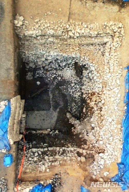 【김해=뉴시스】김상우 기자 =【김해=뉴시스】김상우 기자 = 경남 김해시 대성동박물관은 지난 4월부터 주촌면에 있는 가야시대 유적지인 양동산성 발굴조사를 벌여 고대 상인들이 곡물을 운송하면서 부착한 짐꼬리표 목간과 생활 목기, 철기류 등을 다량 발굴했다고 3일 발표했다. 발굴현장 전경. 2018.07.03 (사진=김해시 대성동박물관 제공).&nbsp;&nbsp; photo@newsis.com