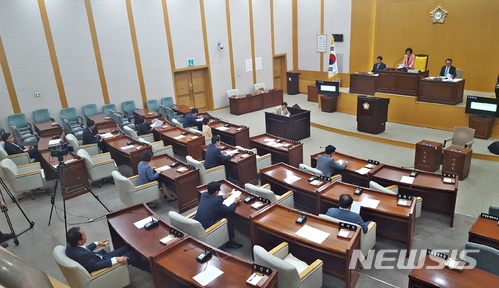 【충주=뉴시스】강신욱 기자 = 3일 열린 226회 충북 충주시의회 임시회 본회의장에는 재적의원 19명 가운데 더불어민주당 소속 의원 12명만이 자리를 지킨 가운데 1차 본회의가 진행되고 있다. 앞서 의장단 선거와 관련해 정회를 요청한 자유한국당 의원 7명은 본회의가 속개됐지만 자리에 앉지 않았다. 2018.07.03.&nbsp; ksw64@newsis.com