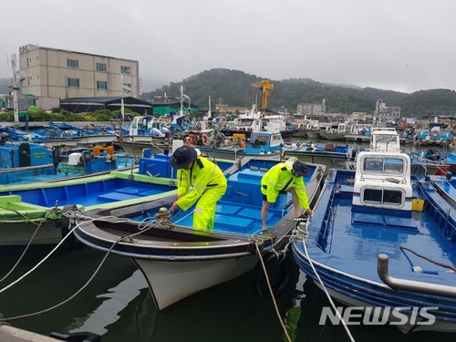【울산=뉴시스】안정섭 기자 = 3일 태풍 '쁘라삐룬'의 영향으로 울산지역에 태풍주의보가 발효 중인 가운데 울산해양경찰서 관계자들이 울산 울주군 진하항에서 선박 안전상태를 확인하고 있다. 2018.07.03. (사진=울산해양경찰서 제공) photo@newsis.com