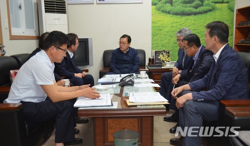 【울산=뉴시스】조현철 기자 = 자유한국당 이채익 의원(울산 남구갑)은 안수일 울산시의원과 함께 3일 남구 신정동 당협사무실에서 울산시 심민령 원자력산업안전과장, 이재욱 산업안전계장, 한국화학연구원 이동구 RUPI사업단장, 박종훈 자문위원장 등으로부터 울산국가산단 지하배관(1762㎞) 통합안전관리센터 건립(2019~2021년·160억원)에 관한 업무를 보고를 받았다.2018.07.03. (사진=이채익 의원실 제공) photo@newsis.com 