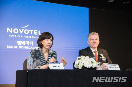 노보텔 앰배서더 서울 동대문 호텔 & 레지던스 조민숙 총지배인(왼쪽)과 아코르앰배서더코리아 빈센트 르레이 부사장 (사진=노보텔 앰배서더 서울 동대문 호텔 & 레지던스 제공)