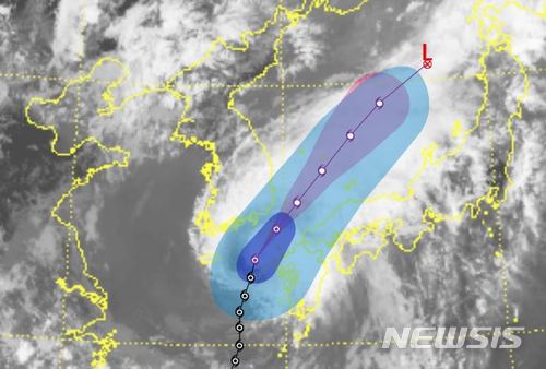 【제주=뉴시스】우장호 기자 = 3일 기상청에 따르면 태풍 '쁘라삐룬'은 이날 오후 3시 기준 부산 남쪽 약 200㎞ 부근 해상에서 시속 27㎞로 북북동진하고 있다. 태풍 예상 진로도. 2018.07.03. (자료=기상청 위성영상 캡처) woo1223@newsis.com 
