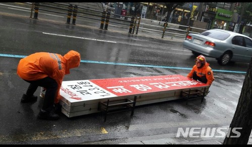 【부산=뉴시스】 하경민 기자 = 제7호 태풍 '쁘라삐룬'(PRAPIROON)이 북상 중인 3일 오후 부산지역은 점차 태풍의 영향권에 접어들면서 비바람이 거세지고 있는 가운데 크고 작은 피해가 발생하고 있다. 사진은 이날 오후 사화구 괴정역 인근 상가에서 강한 바람으로 간판이 떨어져 소방관들이 철거하고 있다. 2018.07.03. (사진= 부산소방본부 제공) photo@newsis.com