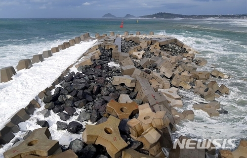 【서귀포=뉴시스】우장호 기자 = 3일 제주도 재난안전상황실에 따르면 태풍 '쁘라삐룬'에 의해 이날 오전 5시부터 9시사이 제주 서귀포시 남원읍 위미항 동방파제 연장 공사에 사용된 석재블록과 피복석 100여개가 강한 파도에 휩쓸려 약 6억원의 재산피해가 났다. 2018.07.03. (사진=제주도 재난안전상황실 제공) woo1223@newsis.com
