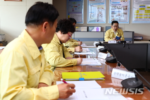 【세종=뉴시스】김현수 농림축산식품부 차관이 3일 태풍 '쁘라삐룬'의 피해상황과 관련, 농어촌공사 등 유관기관이 참여하는 3차 대책회의를 주재하고 있다.(사진=농림축산식품부 제공)