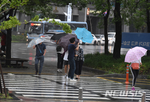 【울산=뉴시스】배병수 기자 = 3일 제7호 태풍 '쁘라삐룬'의 영향으로 울산지역에 태풍주의보가 발효 중인 가운데 이날 오후 울산 남구 삼산동에서 한 시민이 바람에 뒤집힌 우산을 들고 있다. 2018.07.03. bbs@newsis.com