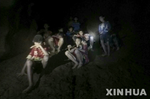 【매사이(태국 치앙라이주)=신화/뉴시스】2일 태국 해군이 배포한 사진에서 지난달 23일 실종된 어린이 축구팀원 12명과 축구 코치 등 13명이 모두 북부 치앙라이주의 한 동굴 속에 무사히 대피해 있는 모습이 보이고 있다. 열흘 간 행방불명이던 이들 13명은 이날 영국 구조대에 의해 전원 생존해 있는 것이 확인됐다.&nbsp; 2018.7.3